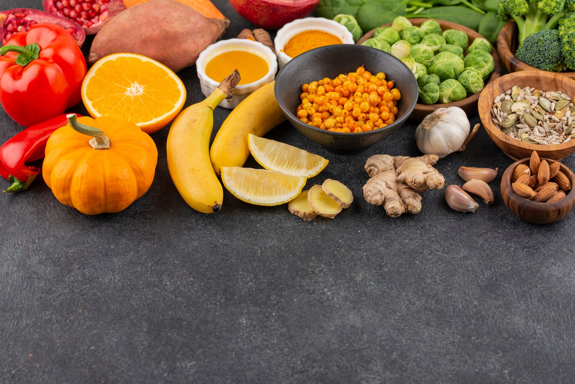 Frutas tropicales y verduras frescas coloridas propias de Colombia